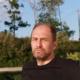 musiknjutare alla kategorier,bokslukare,himmelsblå fotbollsnörd o genuin Malmöit.