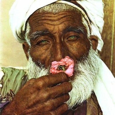 يخاطبني السفيه بكل قبحاً 
فـ اخشا ان أكون له مجيبا
يزيد سفاهتناً و أزيد حلما
كـ عوداً زاده الإحراق طيبا😊