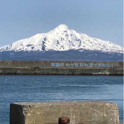 北海道礼文島のフェリーターミナル前にあるおみやげ店ニューかとうです！ 自家製糠ほっけ、粒うに、出汁昆布など海産物から礼文島キャラクターあつもんグッズ、島に咲く花のグッズなどなど種類豊富なおみやげを揃えてお待ちしております！