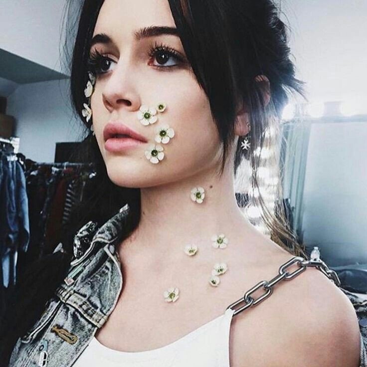 O m e g a.
C o y o t e.
❝i'm sick, and i'm tired too, i can admit, i am not fireproof.❞ eighteen.
Elodie Mohlaúdk.