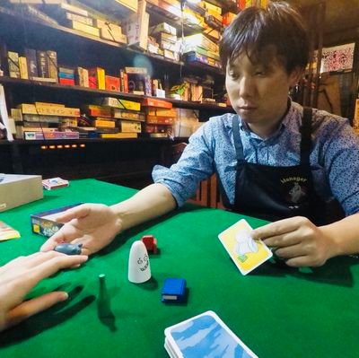 神奈川県日吉のマンガ・ボードゲームカフェ、カフェバー隠れ家(@CafeKakurega)のやまうちです。個人アカウントなので隠れ家以外の話題も呟きます。名探偵コナン検定一級。ボードゲーム関係の方をフォローさせていただきます。YouTubeも見てください!
