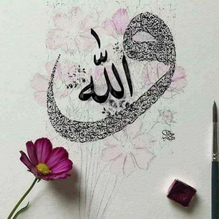Bazen bitmek bilmeyen dertler yağmur olur üstüne yağar;
Ama rengarenk gökkuşağı da yağmurdan sonra çıkar.
Evli :))
Gelecek güzel günlere umut besleyen fani...