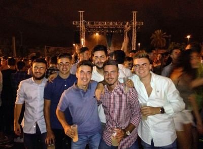 Malagueño amante del fútbol y del Real Madrid⚽
Ciencias de la educación, UMA📖
Muy de los míos❤️