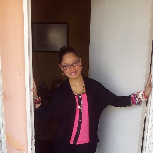 Estudiosa, amigable, buena gente, inteligente, humanitaria, gentil, amorosa y cariñosa.