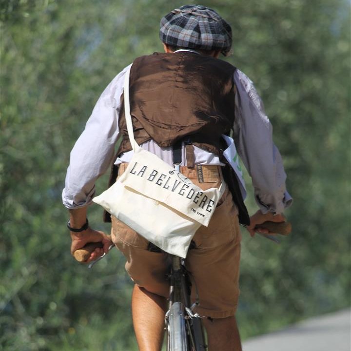 La Belvedere é una ciclo storica alla quale puoi partecipare con bici d'epoca ma anche con bici da corsa recenti, MTB e eBike.