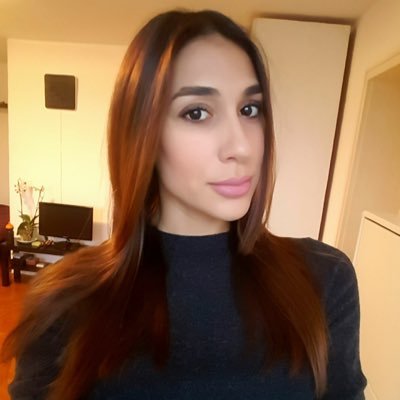 personnellement, je suis une femme ordinaire tout comme les autres, très courageuse, affectueuse, joviale, un tout petit peu romantique