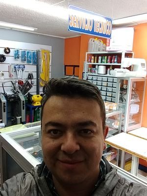 Amante de la música noventera , de empezar libros y no terminarlos , de soñar con hacer algo relevante.....no sé qué , y buscador de bandas y canciones nuevas.