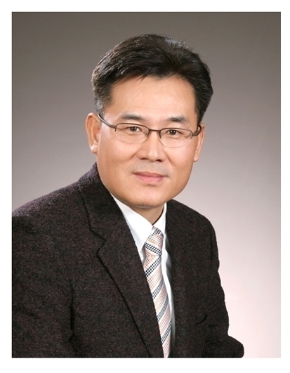 CJ 그룹 상무,  언론학 박사, 
경희대학교 언론정보대학원 강의, 저서:  케이블TV 사업의 실제(김영사,2003), 미디어, 광고, 소비자의 변화(한경사, 2008), 미디어기업에서 콘텐츠기업으로(김영사,2010)  관심분야 ;' 디지털미디어 산업, 문화예술과 IT의 융합
