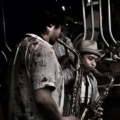 サックスでお仕事をしているらしい人の一応のメインアカかもしれない。 ジャズとかよりフュージョンとかスムースより。 小学生の頃にWA初代をプレイしてOPが良すぎてで口笛をばあちゃんに教えてもらって将来口笛奏者になるんだと思ってジャズ系サックス奏者になりました。