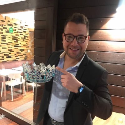 Ortodoncista ! Amante de sonrisas reales ! Conferencista oficial de OC ORTHODONTICS Y COLGATE PALMOLIVE MX . Atrévete tú también puedes tener una sonrisa gloss!