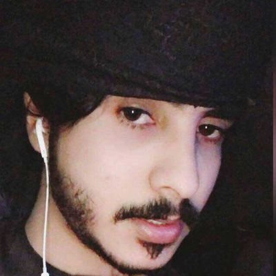 4QqSubJjX2vXsxd's profile picture. ‏‏يَ ويل قلبي يوم آخذ علومہ ؛ 
ٺكفيني بس ردة سلآمہ'📻ء