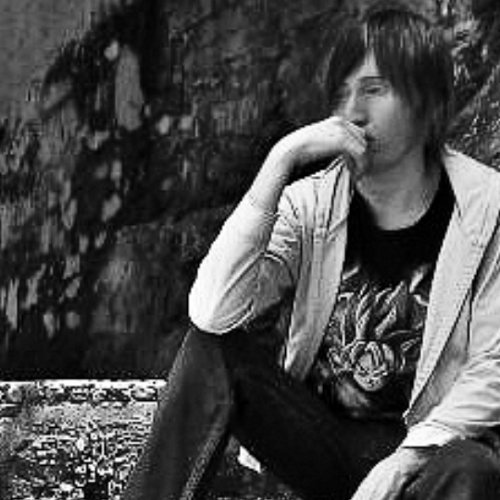 Bass player, vocalist, composer J-Rock 彼は新宿に移動し、私はまた、描画、音楽と料理を愛し、猫