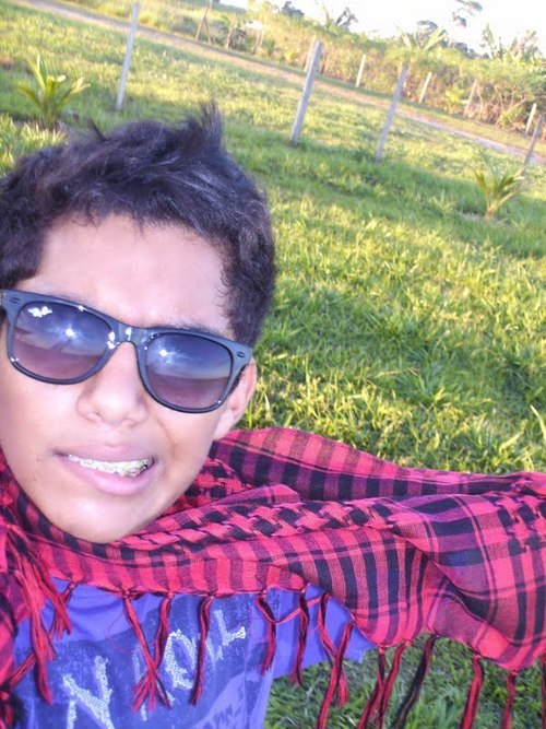 peguem todo o ódio e transformem em amor,por que sem amor o mundo não rola....