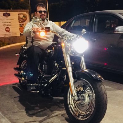 Amante de la música y fanático de los conciertos. los deportes son mi pasión. Todo se puede lograr con ayuda de la tecnología. El Invidente #ECDQEMSD