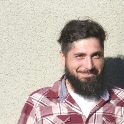 Enamorado de la Dani y del Emilio.
Chuncho.
Guitarrista y cocinero aficionado.