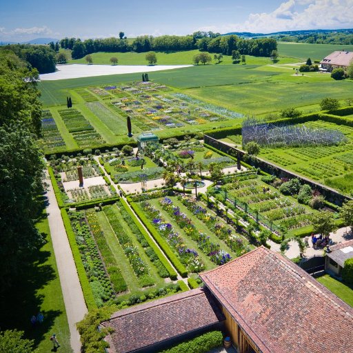 Les Jardins les plus spectaculaires de Suisse. 30 hectares à visiter et plus de 80 sculptures à admirer. Instagram : @chateauvullierens #iris #garden