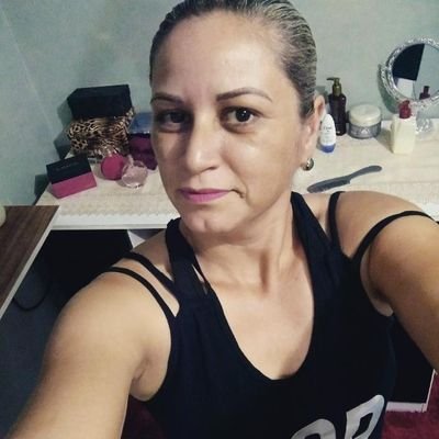 karolmarquina's profile picture. Se vamos ter rugas, que seja de tanto sorrir. 😂😂😂