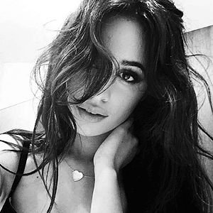 RT NO FIXADO, POR FAVOR, NÃO CUSTA NADA/// to começando uma fanfic Camren nova, se puderem dar uma olhada iria ser mt bom. O link estÃĄ aà embaixo! {fan account}