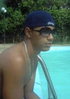 Prazer! Meu nome é Naninho Carinhoso, jogo bolaa, tenho Orkut e msn. E agoraa Twitter!