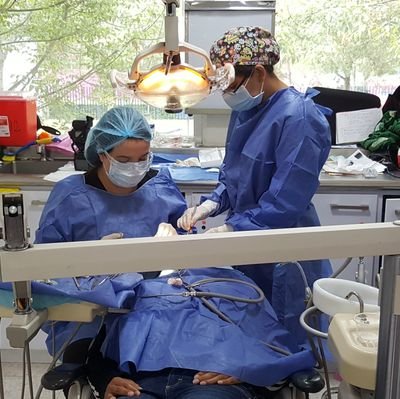 Suelo llevar guacamole a las fiestas.
Periodoncista UNAM Protesista UCM.                                      




Lloro con la Salve Marinera.