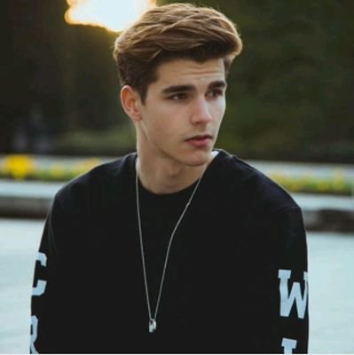 RaPhAeL_17an's profile picture. ¨L'amour c'est comme la guerre, ça commence face à face et ça finit corps à corps.¨.