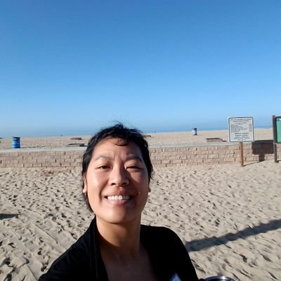 livbythesea's profile picture. 