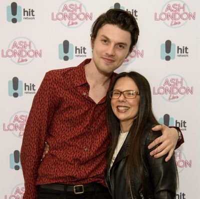 Australian supporter of the amazing James Bay.
Follow him on all social media platforms for the latest developments on all his new music! 😄🤗