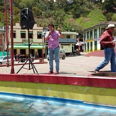 Estudiante de Derecho Ciencias Politicas y Economía convencido de una Colombia Libre y Soberana