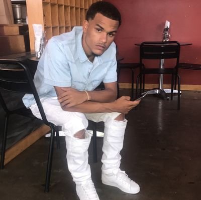 I'm just a Yung Nigga tryna get paid in Jurassic Park🦖 🛴💨 Kahri’s Dad👑