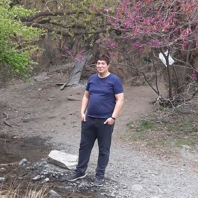 یک روز بر گونه ی این مملکت یک بوسه و بالای سرش یک یادداشت می گذارم و می روم : آنچنان زیبا خوابیده ای که دلم نیامد بیدارت کنم ...