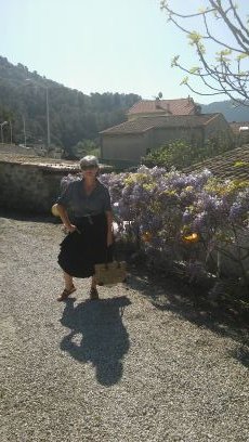 rescapée de 40 ans de service social.
gauchiste. féministe. ni intello ni manuelle : contemplative ....