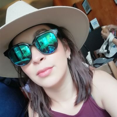 Soy la flor encendida que da color al jardín de tu vida.