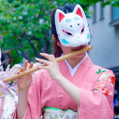 お囃子と日本舞踊をやってます(*´∨`*) お囃子では笛を担当しております。お祭りが大好きです＾