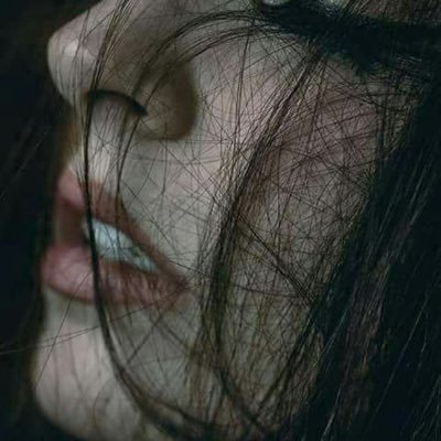 سلاما على الحلوه ،، التي ترقص على حاااافة العالم ولاتخشى الهاااويه ،. الفرح يليق بي ،، 💙