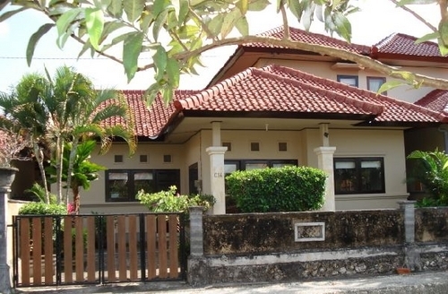 Villa or house for rent in Bali Taman mumbul, resort Global Village, 3 bedrooms, living, dinnerroom, kitchen, 2 bathrooms and in front of the house a swimmingpo