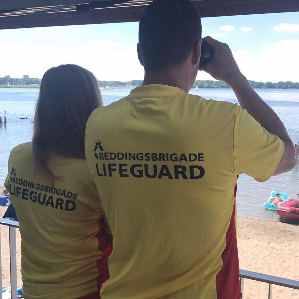 Reddingsbrigade Nesselande-Rotterdam houdt toezicht op het strand van Nesselande aan de Zevenhuizenplas