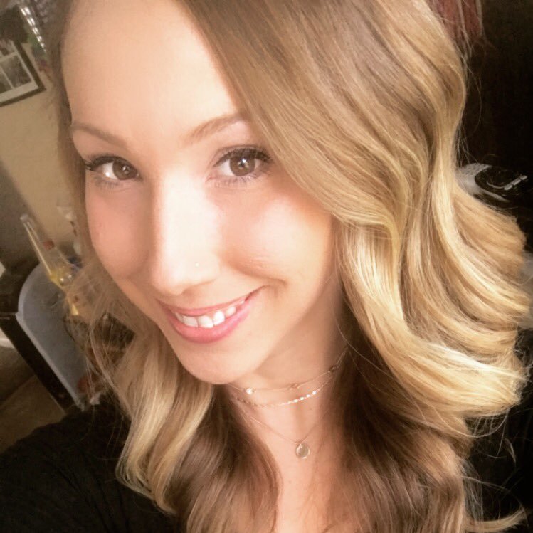 samrileygirll's profile picture. 🍷