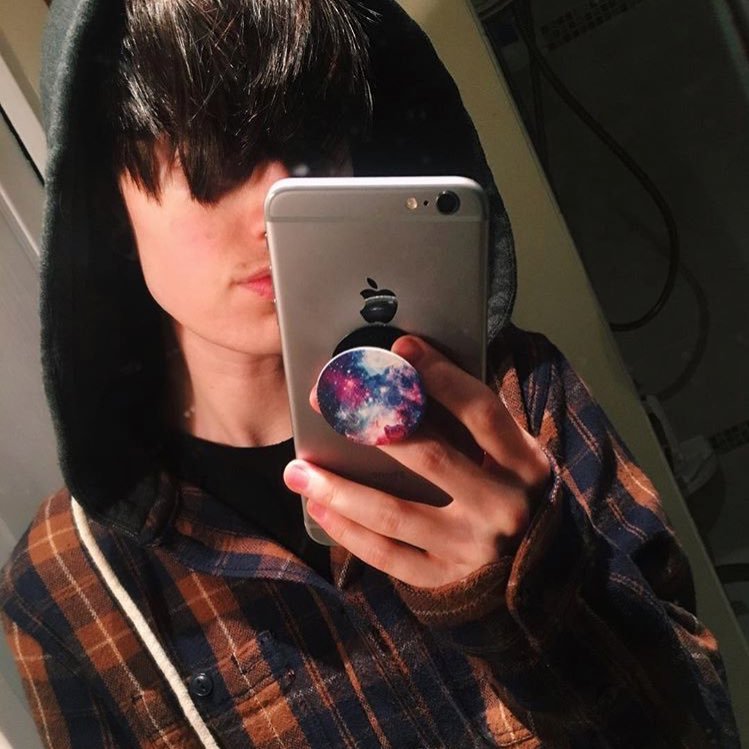 EliWier's profile picture. Non-binary boy. They/them or he/him pronouns