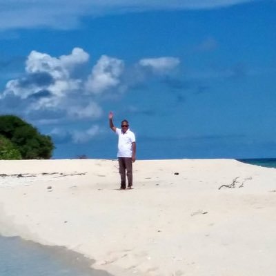 Galela Manyawa (orang Galela) di pantai Dodola, Morotai. Kubenamkan telapakku di kelembutan-putih; kubiarkan semilir sepoi membelai kalbuku; kupagut tanahairku