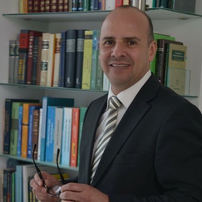 Abogado, Especialista en Derecho Público, Magister en Derecho Administrativo, Doctor en Gobierno y Administración Publica, Asesor, Docente y Conferencista