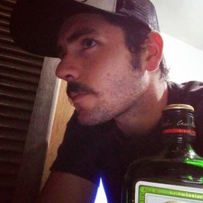 escorpião com ascendência em escorpião 😈
um bife e um whisky pra acalmar,
nascido pra incomodar,
vamo dale