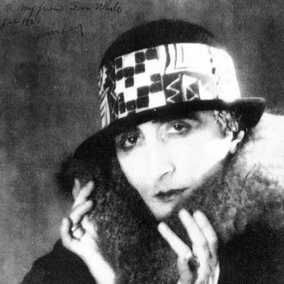 rroseselavi's profile picture. pensándolo muy mucho.