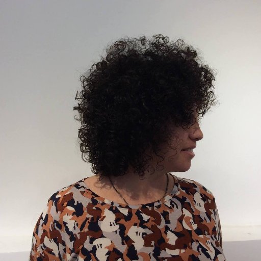 Transmite hip hop, música clássica e outros sons. Produtora cultural, pesquisadora em Comunicação, Cultura e Cidade. Som, espaço, meios