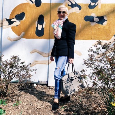 Co-Founder of digital magazine @sister_mag. Podcast host sisterMAG Radio Podcast. Loves everything digital, books and fashion.