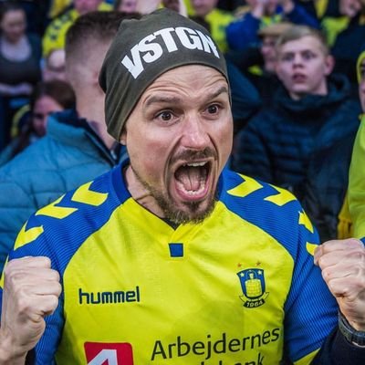 Splitter af fanmiljøer 🗡️ - Moderne fodbold ❤️ - Agent Provocateur for GFH 🥸 - Mikrofonholder for JBA🎙️ - Ret gennemsnitlig mandagstræner 🫡 kultursnylter