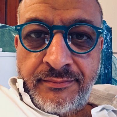 Entrepreneur, product manager, professor. Husband and father of two girls.