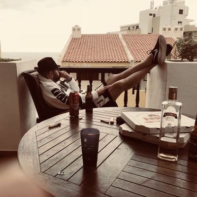 Soldado de Xhaka🔴
Escribo, rezo, escucho a Oasis y abrazo a mis amigos, en ese orden. A veces soy periodista y siempre antifascista.