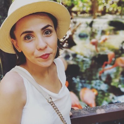 Miss_Tornasol's profile picture. Ilógica, rara, loca, sentimental, creativa, desesperada, dramatica, hablantina, contradictoria... una caja de pandora y cat lady