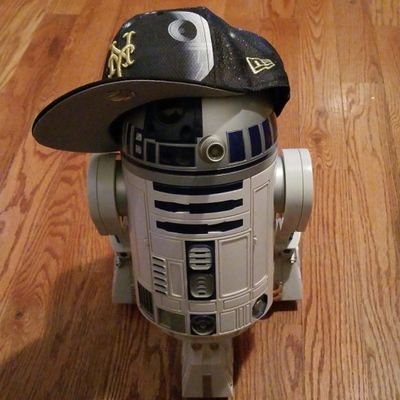 Check me and I'll check you back. Walk straight but don't walk late.
Loves Star Wars. 
HATES #thelastjediawful. 
Disney Wars sucks.
NY Mets addict.