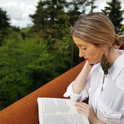 desdeloslibros's profile picture. ✒ Perdidas en la ciudad
✒️ El Tesoro de Don, La leyenda de Cuatro Esquinas y La maldición de Meditemar
✒️ 16 años para estar contigo
Instagram @lolagilautora